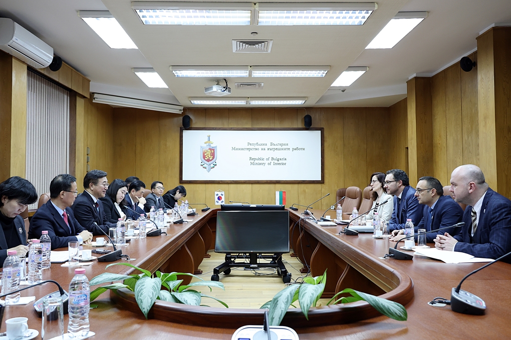 Minister of the Interior and Safety Yun Hojung visits the Bulgarian Ministry of Interior on the afternoon of the 12th (local time) and meets with Minister of Interior Daniel Mitov to discuss ways to strengthen policy exchange and cooperation, including the sharing of experiences and best practices aimed at enhancing public service efficiency in both countries.