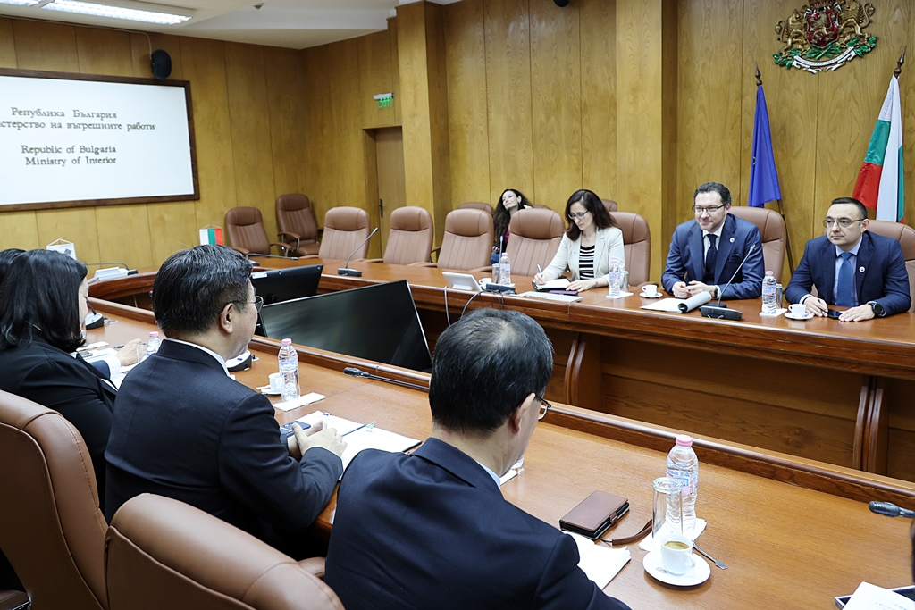 Minister of the Interior and Safety Yun Hojung visits the Bulgarian Ministry of Interior on the afternoon of the 12th (local time) and meets with Minister of Interior Daniel Mitov to discuss ways to strengthen policy exchange and cooperation, including the sharing of experiences and best practices aimed at enhancing public service efficiency in both countries.