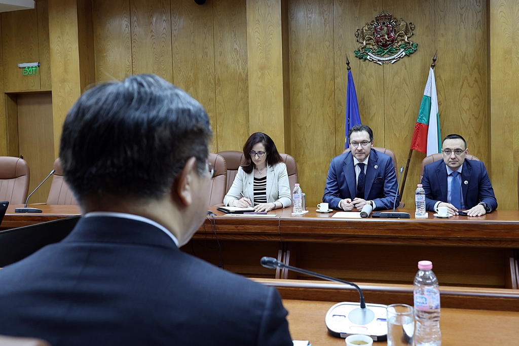 Minister of the Interior and Safety Yun Hojung visits the Bulgarian Ministry of Interior on the afternoon of the 12th (local time) and meets with Minister of Interior Daniel Mitov to discuss ways to strengthen policy exchange and cooperation, including the sharing of experiences and best practices aimed at enhancing public service efficiency in both countries.
