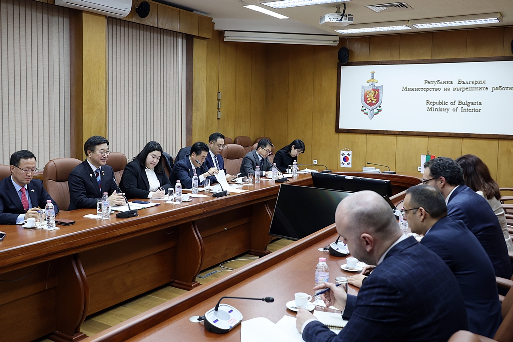 Minister of the Interior and Safety Yun Hojung visits the Bulgarian Ministry of Interior on the afternoon of the 12th (local time) and meets with Minister of Interior Daniel Mitov to discuss ways to strengthen policy exchange and cooperation, including the sharing of experiences and best practices aimed at enhancing public service efficiency in both countries.
