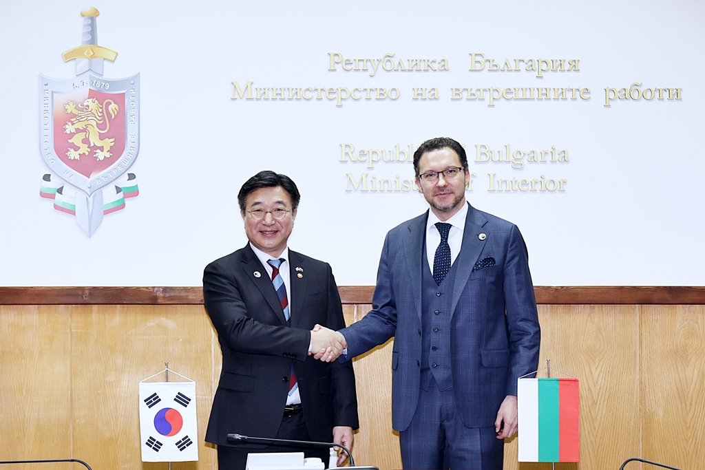 Minister of the Interior and Safety Yun Hojung shakes hands with Minister of Interior Daniel Mitov at the Bulgarian Ministry of Interior on the afternoon of the 12th (local time), following discussons on ways to strengthen policy exchange and cooperation, including the sharing of experiences and best practices aimed at enhancing public service efficiency in both countries.
