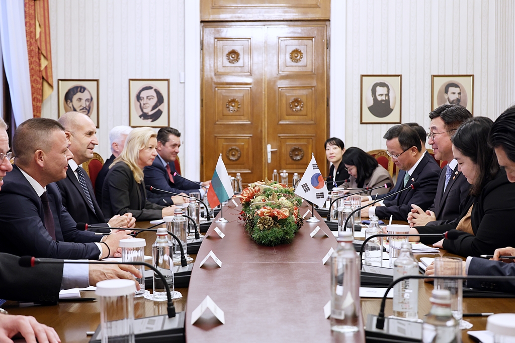 Minister of the Interior and Safety Yun Hojung pays a courtesy call on President Rumen Radev at the Bulgarian Presidential Palace on the afternoon of the 11th to discuss cooperation in digital government and public-sector AI policies.