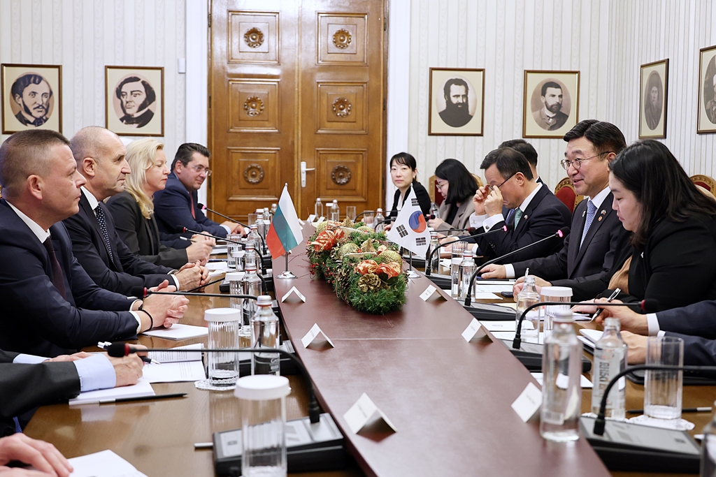 Minister of the Interior and Safety Yun Hojung pays a courtesy call on President Rumen Radev at the Bulgarian Presidential Palace on the afternoon of the 11th to discuss cooperation in digital government and public-sector AI policies.