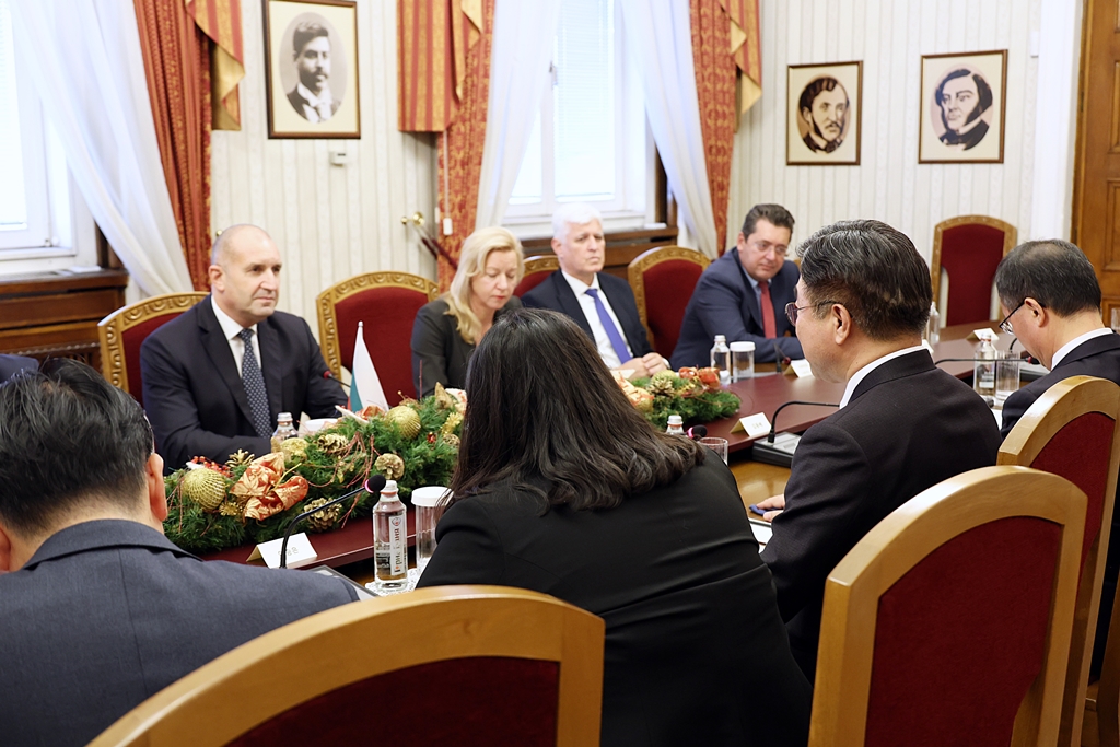 Minister of the Interior and Safety Yun Hojung pays a courtesy call on President Rumen Radev at the Bulgarian Presidential Palace on the afternoon of the 11th to discuss cooperation in digital government and public-sector AI policies.