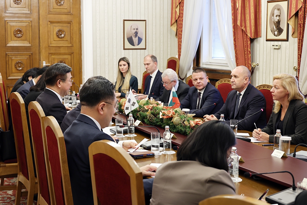 Minister of the Interior and Safety Yun Hojung pays a courtesy call on President Rumen Radev at the Bulgarian Presidential Palace on the afternoon of the 11th to discuss cooperation in digital government and public-sector AI policies.
