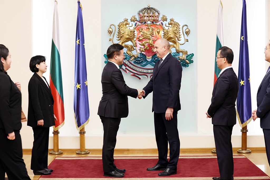 Minister of the Interior and Safety Yun Hojung shakes hands with President Rumen Radev at the Bulgarian Presidential Palace in the afternoon of the 11th, following discussions on cooperation in digital government and public-sector AI policies.