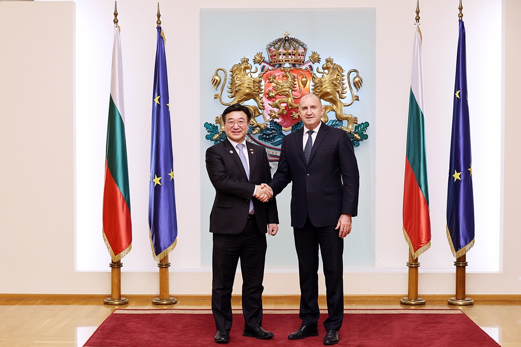 Minister of the Interior and Safety Yun Hojung shakes hands with President Rumen Radev at the Bulgarian Presidential Palace in the afternoon of the 11th, following discussions on cooperation in digital government and public-sector AI policies.
