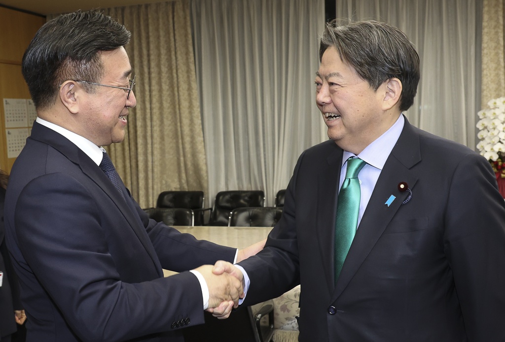 Minister of the Interior and Safety Yun Hojung (left) shakes hands and exchanges greetings with Japan's Minister for Internal Affairs and Communications Hayashi Yoshimasa ahead of their meeting at the Ministry of Internal Affairs and Communications building in Tokyo, Japan, on the afternoon of the 12th.