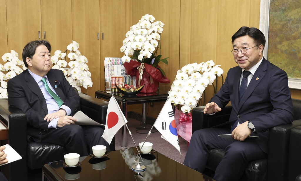 Minister Yun Hojung and Minister Hayashi Yoshiyama discuss ways to expand practical exchanges on common issues in both countries, including Hometown Love Donation System and administrative Integration between metropolitan cities and provinces, at the Ministry of Internal Affairs and Communications building in Tokyo on the afternoon of the 12th. 