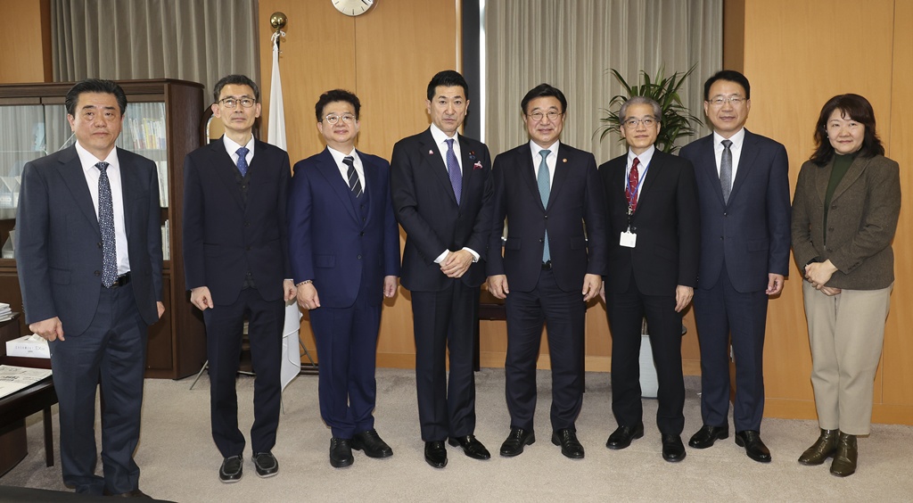 Minister Yun Hojung poses for a commemorative photo with Minister Akama Jiro after discussing ways to expand practical cooperation, including a Korea-Japan Disaster Prevention Meeting and and an MOU on disaster management cooperation at a Cabinet Office meeting room in Tokyo, Japan, on the afternoon of the 13th.