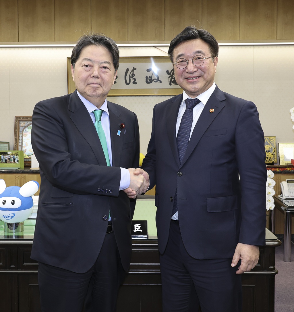 Minister Yun Hojung and Minister Hayashi Yoshiyama pose for a commemorative photo after discussing ways to expand practical exchanges on common issues in both countries, including Hometown Love Donation System and administrative Integration between metropolitan cities and provinces, at the Ministry of Internal Affairs and Communications building in Tokyo on the afternoon of the 12th. 