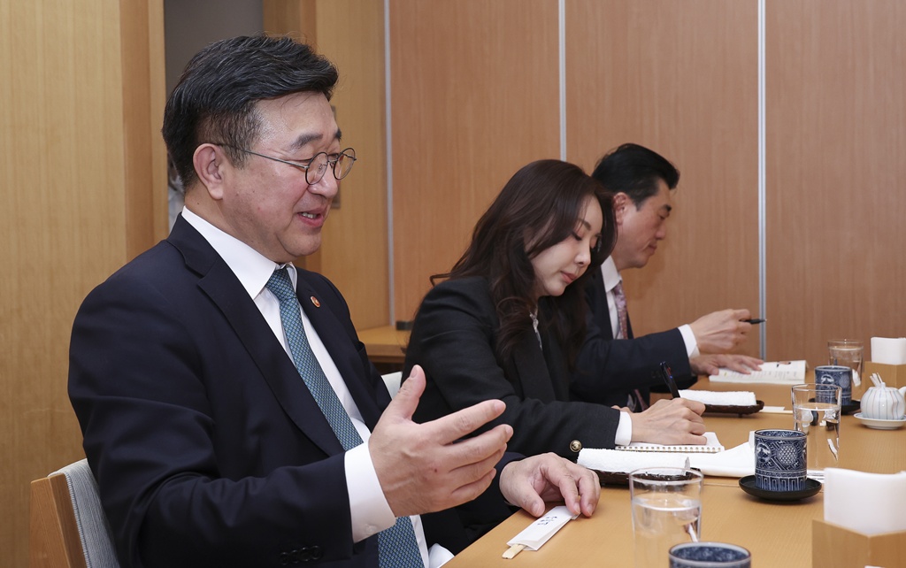 Minister Yun Hojung and Japan's Minister for Digital Translations Matsumoto Hisashi hold a breakfast meeting in Tokyo, Japan, on the morning of the 13th, discussing ways to strengthen bilateral cooperation, including the signing of an MOU on AI in government. 