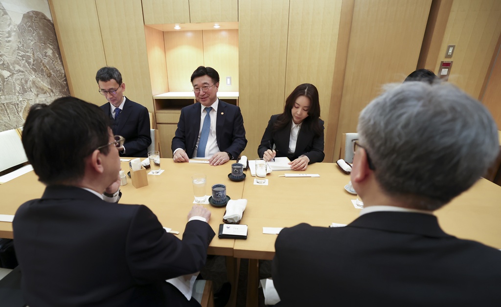 Minister Yun Hojung and Japan's Minister for Digital Translations Matsumoto Hisashi hold a breakfast meeting in Tokyo, Japan, on the morning of the 13th, discussing ways to strengthen bilateral cooperation, including the signing of an MOU on AI in government. 