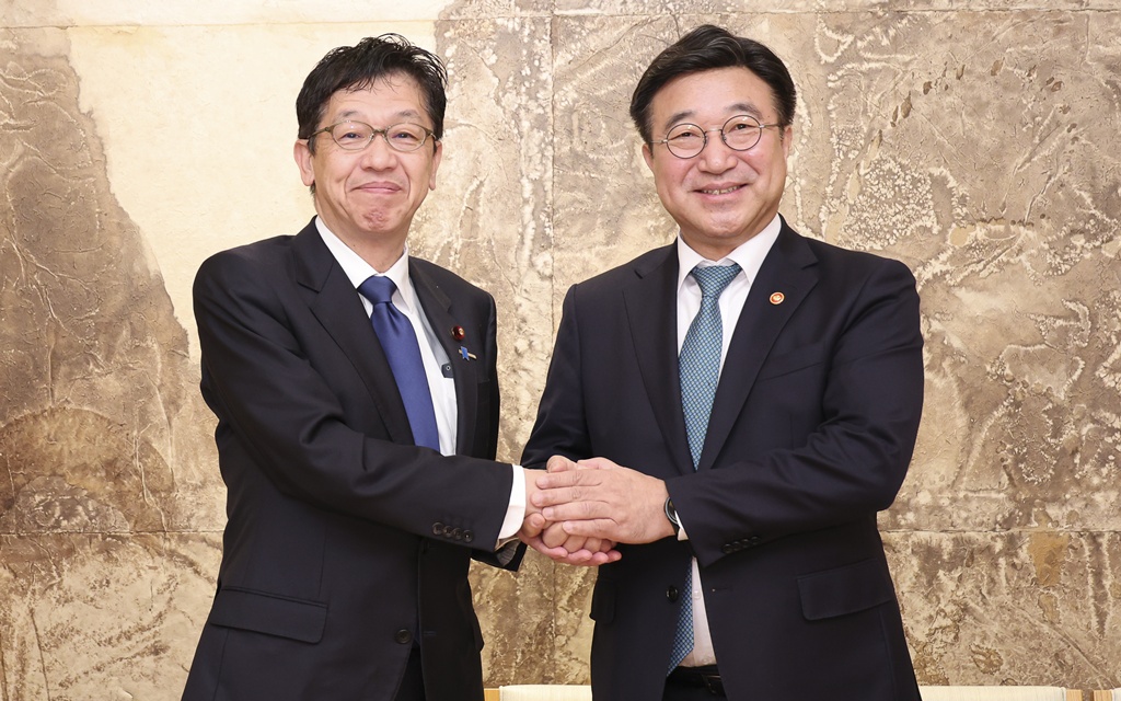 Minister Yun Hojung and Minister Matsumoto Hisashi pose for a commemorative photo after their breakfast meeting in Tokyo, Japan, on the 13th, where they discussed ways to cooperation on AI in the government sector.