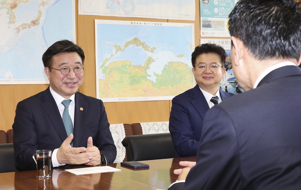 Minister Yun Hojung and Japan's Minister of State for Disaster Management Akama Jiro discuss ways to expand practical cooperation, including a Korea-Japan Disaster Prevention Meeting and an MOU on disaster management cooperation at a Cabinet Office meeting room in Tokyo, Japan, on the afternoon of the 13th.