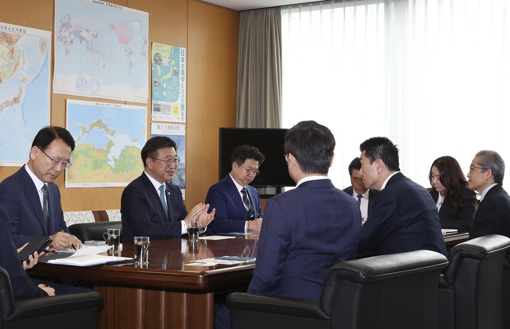 Minister Yun Hojung and Japan's Minister of State for Disaster Management Akama Jiro discuss ways to expand practical cooperation, including a Korea-Japan Disaster Prevention Meeting and an MOU on disaster management cooperation at a Cabinet Office meeting room in Tokyo, Japan, on the afternoon of the 13th.