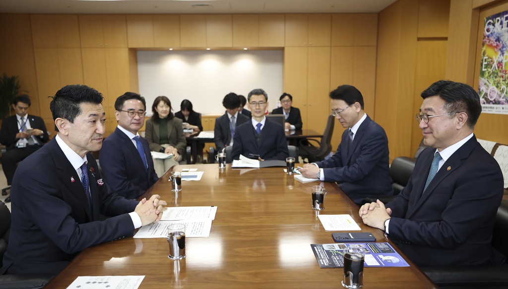 Minister Yun Hojung and Japan's Minister of State for Disaster Management Akama Jiro discuss ways to expand practical cooperation, including a Korea-Japan Disaster Prevention Meeting and an MOU on disaster management cooperation at a Cabinet Office meeting room in Tokyo, Japan, on the afternoon of the 13th.