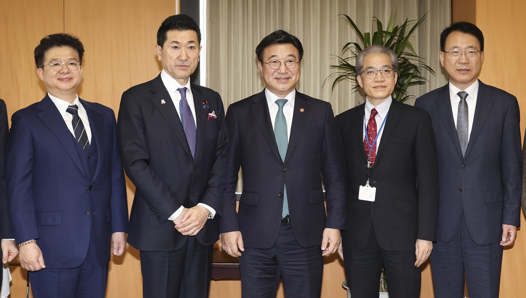 Minister Yun Hojung poses for a commemorative photo with Minister Akama Jiro after discussing ways to expand practical cooperation, including a Korea-Japan Disaster Prevention Meeting and and an MOU on disaster management cooperation at a Cabinet Office meeting room in Tokyo, Japan, on the afternoon of the 13th.