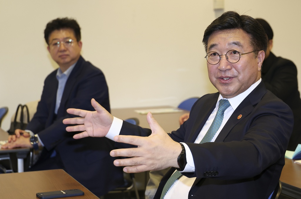 Minister Yun Hojung visits the Tokyo Rinkai Disaster Prevention Park in Koto-gu, Tokyo, Japan, on the afternoon of the 13th, receiving a briefing from park officials and exchanging views on the operational framework of the disaster management hub, which converts into a local emergency disaster response headquarters when a disaster occurs. 