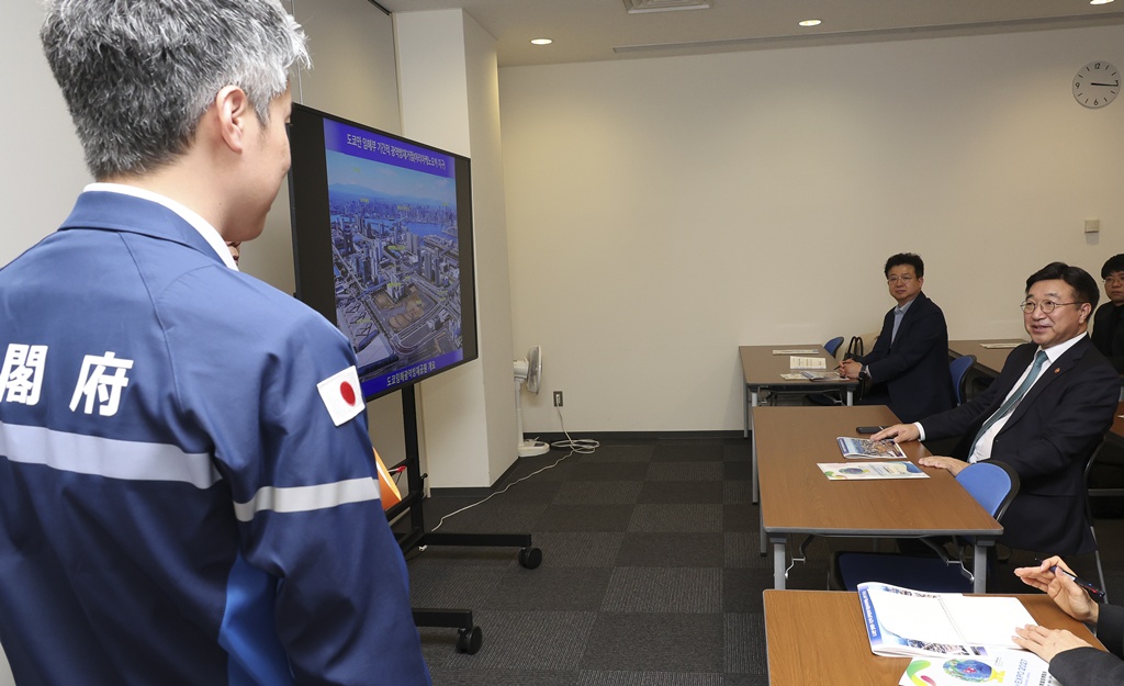 Minister Yun Hojung visits the Tokyo Rinkai Disaster Prevention Park in Koto-gu, Tokyo, Japan, on the afternoon of the 13th, receiving a briefing from park officials and exchanging views on the operational framework of the disaster management hub, which converts into a local emergency disaster response headquarters when a disaster occurs. 