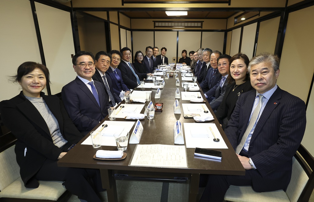 Minister Yun Hojung poses for a commemorative photo with key attendees, incluidng Kim Yi-joong, Director-General of the Central Headquarters of the Korean Residents Union in Japan (Mindan); Kim Yeon-sik, President of the Tokyo Federation of Korean Associations; and Oh Young-seok, Head of the Tokyo Headquarters of Mindan, ahead of a roundtable meeting with Korean residents in Japan, held at a restaurant in Minato-gu, Tokyo, on the evening of the 13th.