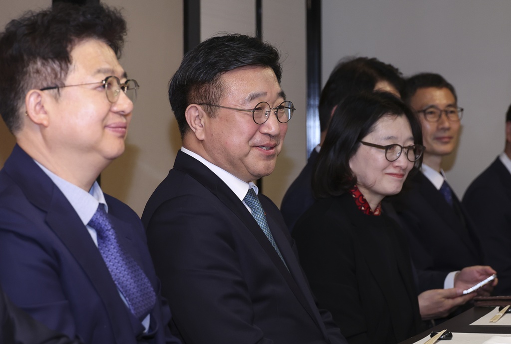 Minister Yun Hojung engages in conversation with attendees, including Kim Yi-joong,Director-General of the Central Headquarters of the Korean Residents Union in Japan (Mindan); Kim Yeon-sik, President of the Tokyo Federation of Korean Associations; and Oh Young-seok, Head of the Tokyo Headquarters of Mindan, listening to key issues facing the Korean resident community in Japan at the roundtable meeting held at a restaurant in Minato-gu, Tokyo, on the evening of the 13th.