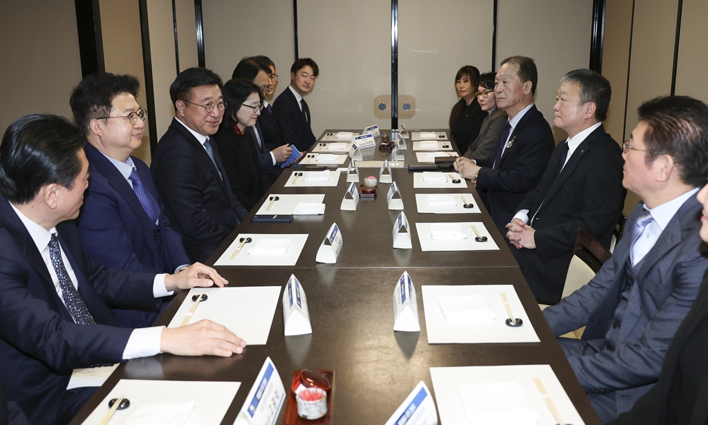 Minister Yun Hojung engages in conversation with attendees, including Kim Yi-joong,Director-General of the Central Headquarters of the Korean Residents Union in Japan (Mindan); Kim Yeon-sik, President of the Tokyo Federation of Korean Associations; and Oh Young-seok, Head of the Tokyo Headquarters of Mindan, listening to key issues facing the Korean resident community in Japan at the roundtable meeting held at a restaurant in Minato-gu, Tokyo, on the evening of the 13th.