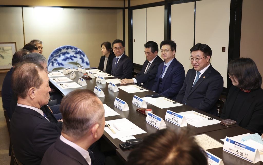 Minister Yun Hojung engages in conversation with attendees, including Kim Yi-joong,Director-General of the Central Headquarters of the Korean Residents Union in Japan (Mindan); Kim Yeon-sik, President of the Tokyo Federation of Korean Associations; and Oh Young-seok, Head of the Tokyo Headquarters of Mindan, listening to key issues facing the Korean resident community in Japan at the roundtable meeting held at a restaurant in Minato-gu, Tokyo, on the evening of the 13th.