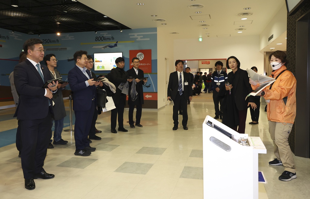 Minister Yun Hojung gets a firsthand look at the "Tokyo Earthquake Simulation 72-Hour Tour" program, which covers the golden hour from the onset of an earthquake through to rescue at Sona Area Tokyo, Japan, a disaster prevention education and exprience facility within the Tokyo Rinkai Disaster Prevention Park in Koto-gu, Tokyo, on the afternoon of the 13th.