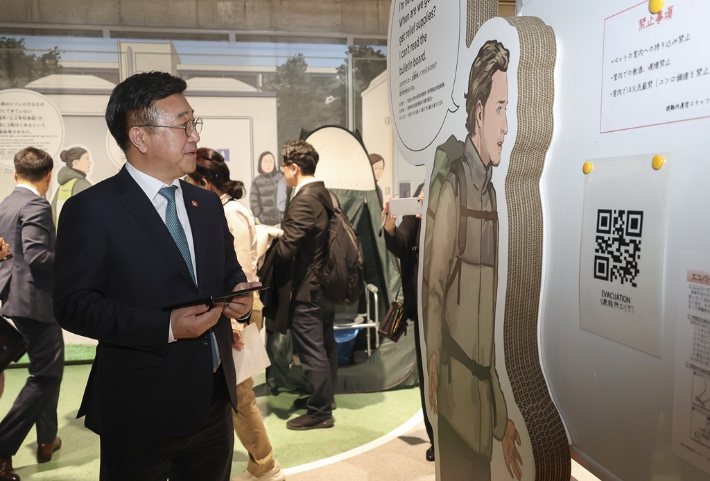 Minister Yun Hojung gets a firsthand look at the "Tokyo Earthquake Simulation 72-Hour Tour" program, which covers the golden hour from the onset of an earthquake through to rescue at Sona Area Tokyo, Japan, a disaster prevention education and exprience facility within the Tokyo Rinkai Disaster Prevention Park in Koto-gu, Tokyo, on the afternoon of the 13th.