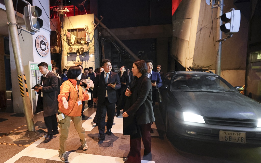 Minister Yun Hojung gets a firsthand look at the "Tokyo Earthquake Simulation 72-Hour Tour" program, which covers the golden hour from the onset of an earthquake through to rescue at Sona Area Tokyo, Japan, a disaster prevention education and exprience facility within the Tokyo Rinkai Disaster Prevention Park in Koto-gu, Tokyo, on the afternoon of the 13th.