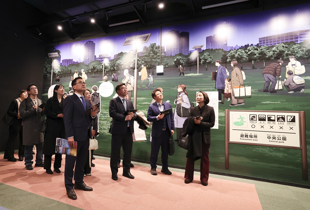 Minister Yun Hojung gets a firsthand look at the "Tokyo Earthquake Simulation 72-Hour Tour" program, which covers the golden hour from the onset of an earthquake through to rescue at Sona Area Tokyo, Japan, a disaster prevention education and exprience facility within the Tokyo Rinkai Disaster Prevention Park in Koto-gu, Tokyo, on the afternoon of the 13th.