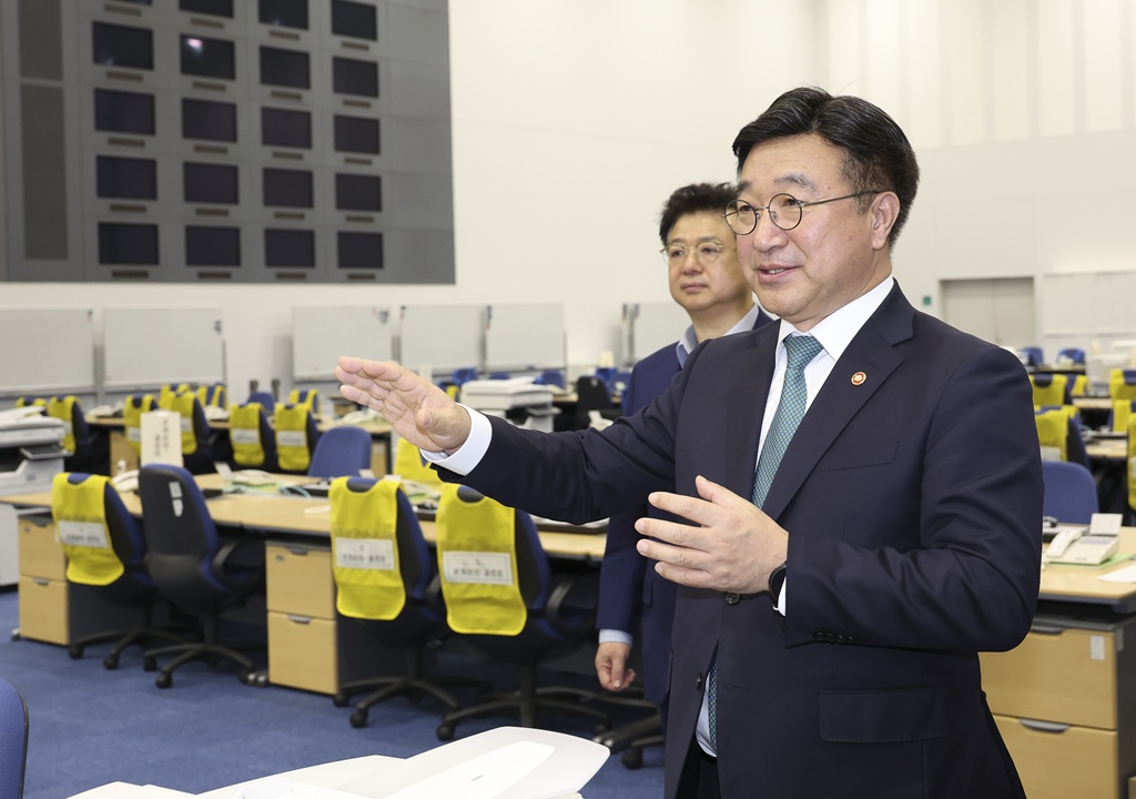 Minister Yun Hojung visits the command center within the Tokyo Rinkai Disaster Prevention Park in Koto-gu, Tokyo, Japan, on the afternoon of the 13th, receiving a briefing on the wide-ared response hub faciliteis, which handle command operations, resource mobilization, and medical response in the event of a disaster.