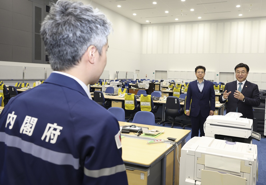 Minister Yun Hojung visits the command center within the Tokyo Rinkai Disaster Prevention Park in Koto-gu, Tokyo, Japan, on the afternoon of the 13th, receiving a briefing on the wide-ared response hub faciliteis, which handle command operations, resource mobilization, and medical response in the event of a disaster.