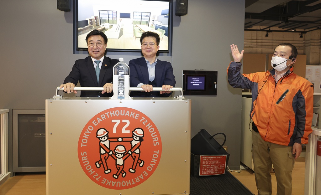 Minister Yun Hojung participates in an earthquake response simulation at Sona Area Tokyo, a disaster preventional education and experience facility within the Tokyo Rinkai Disaster Prevent Park in Koto-gu, Tokyo, Japan, on the afternoon of the 13th.