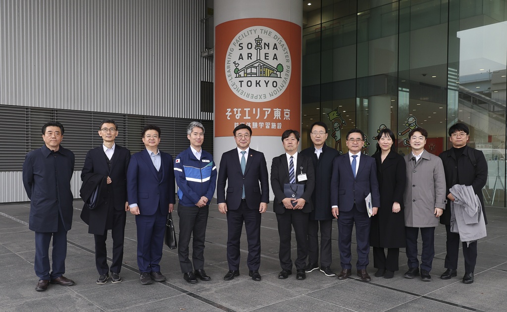 Minister Yun Hojung poses for a commemorative photo with officials after concluding his visit to the Tokyo Rinkai Disaster Prevention Park on the afternoon of the 13th.