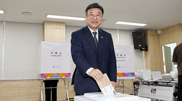윤호중 행안부 장관, 제9회 전국동시지방선거 사전투표 참여