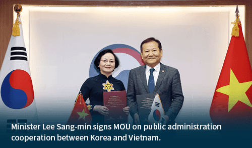 Minister Lee Sang-min signs MOU on public administration cooperation between Korea and Vietnam.