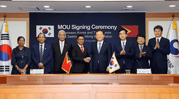 Minister Lee Sang-min signs an MOU on cooperation in Saemaul Undong between Korea and Timor-Leste.